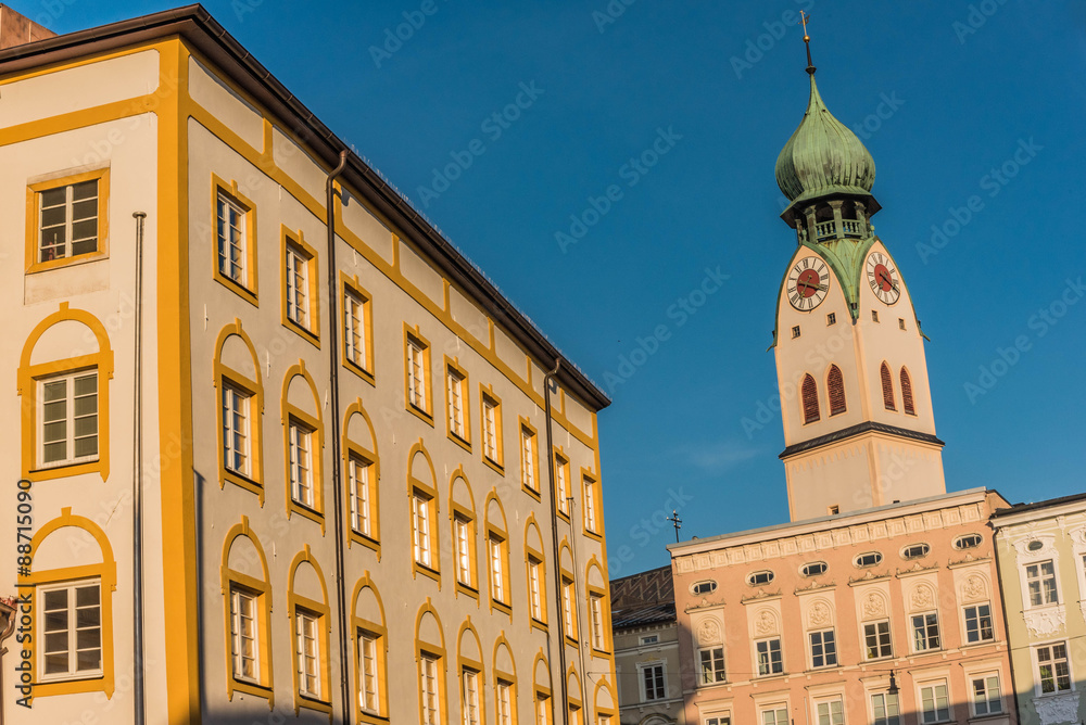 Rosenheim Altstadthaus mit Stadtpfarrkirche in der Abendsonne