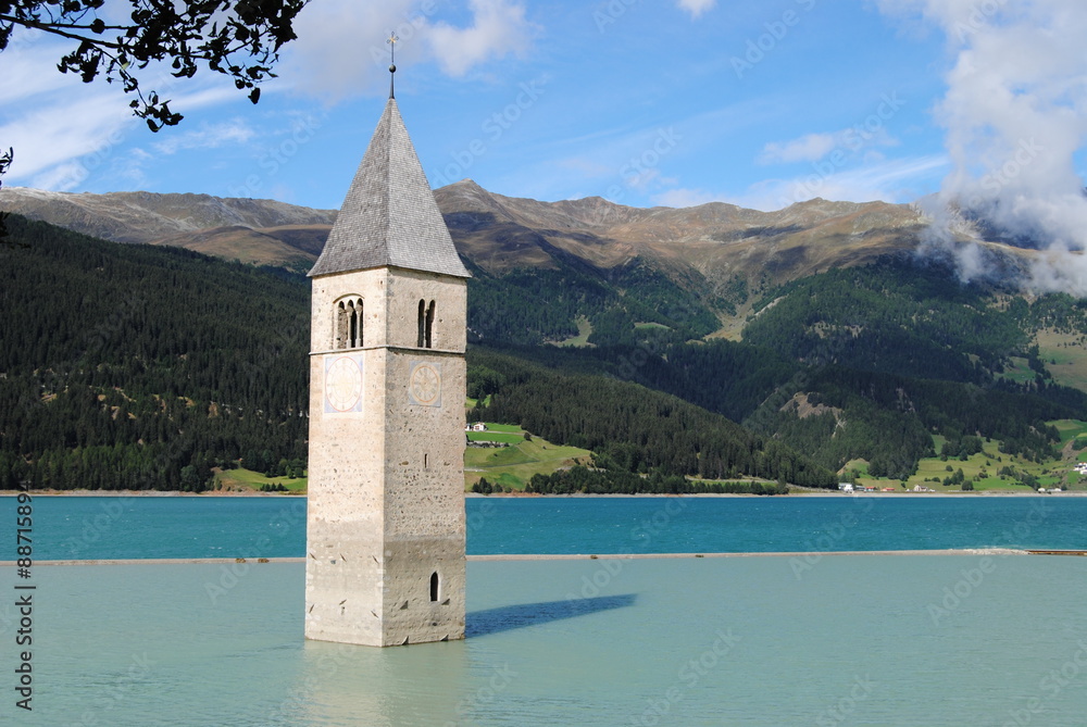 Glockenturm im Reschensee in Südtirol, Italien