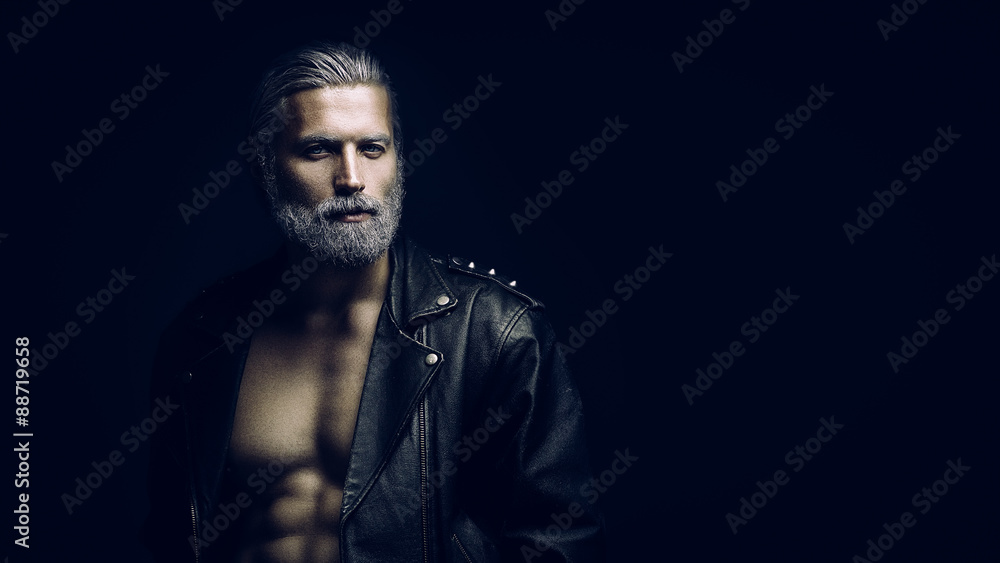 Obraz premium Portret siwowłosy mężczyzna