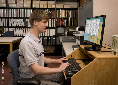 Fotografi Student conducting computer research in a library archive