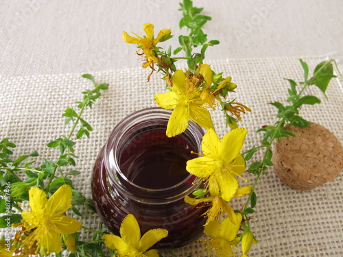 Johanniskraut Öl in einer Flasche photo