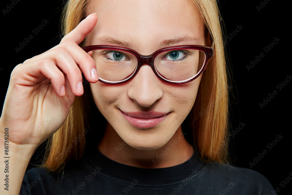 Lächelnde Frau mit Hand an der Brille Lächelnde Frau mit Hand an der Brille