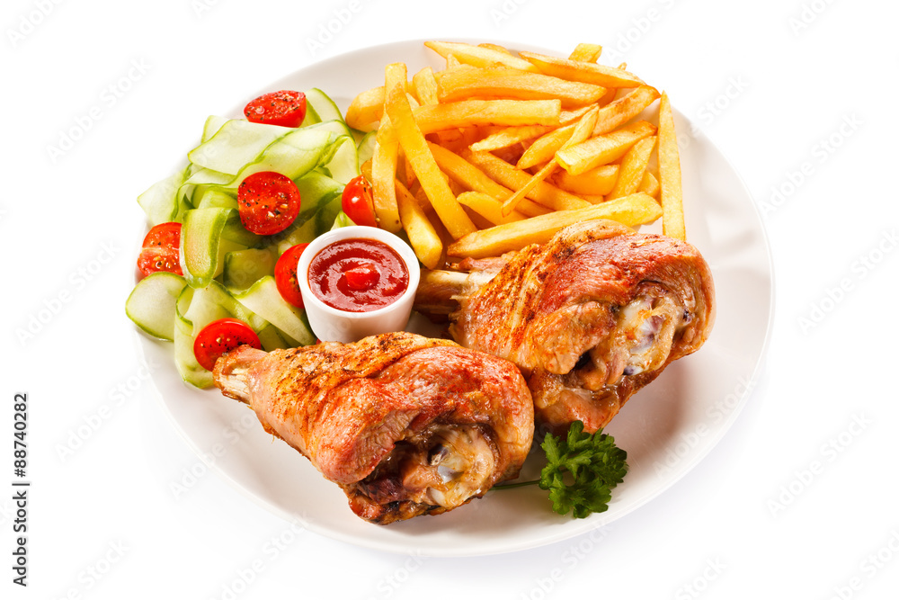 Grilled turkey thighs with chips and vegetables Grilled turkey thighs with chips and vegetables