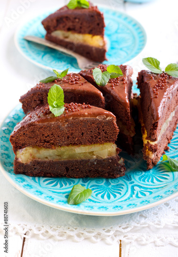 Chocolate and mint cake with pear filling