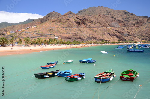 Kolorowe łodzie rybackie na plaży Teresitas na Teneryfie