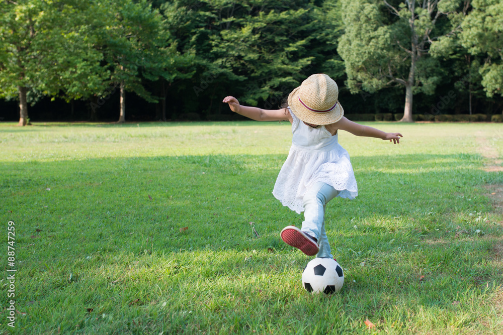 サッカーボールで遊ぶ女の子 サッカーボールで遊ぶ女の子