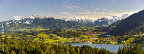 Panorama Landschaft in Bayern mit Berge der Alpen