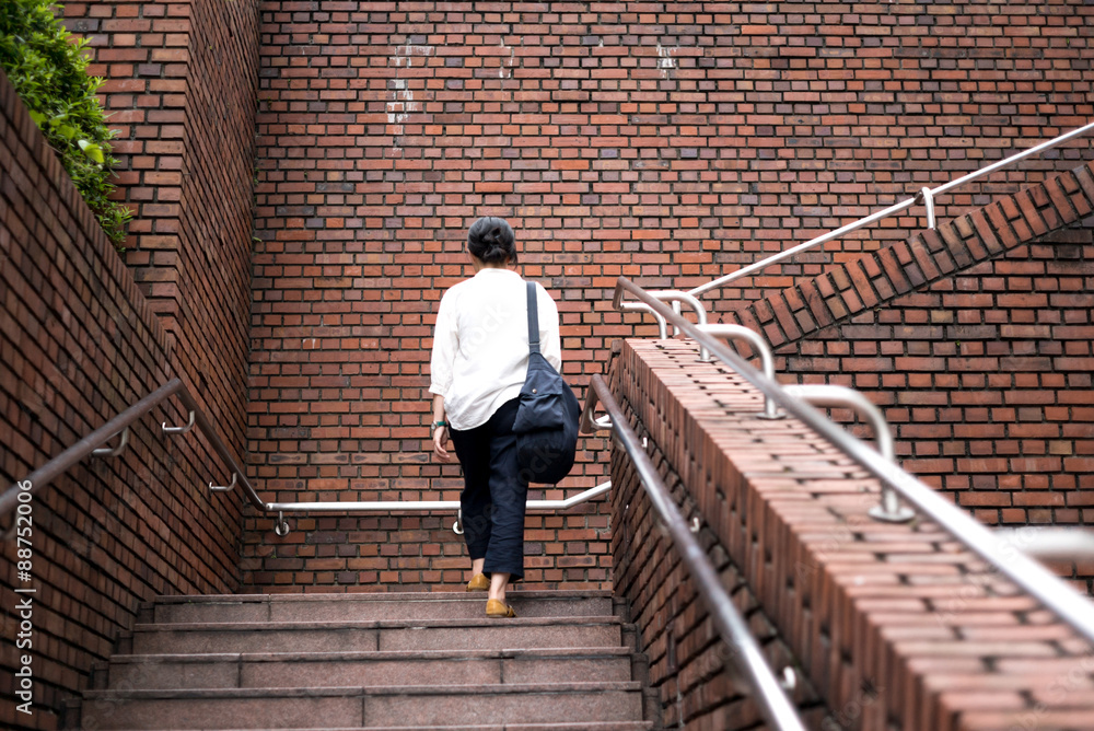 階段を上る女性 階段を上る女性