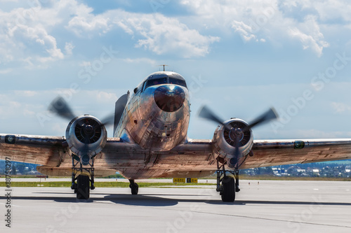 Платно Dakota Douglas C 47 transport old plane boarded on the runway