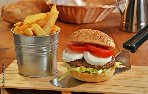 Combo de hamburguesa con queso mozzarella y patatas fritas. photo