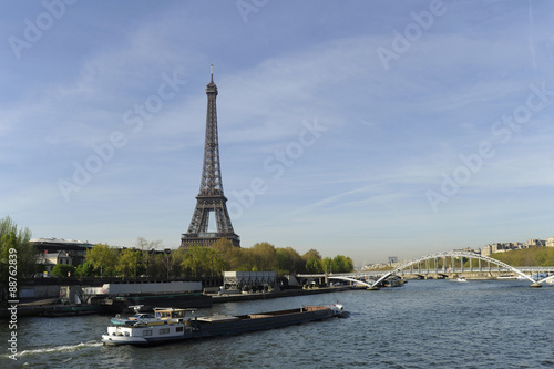 La péniche le pont et la tour Eiffel, Paris en région Île-de-France, France 