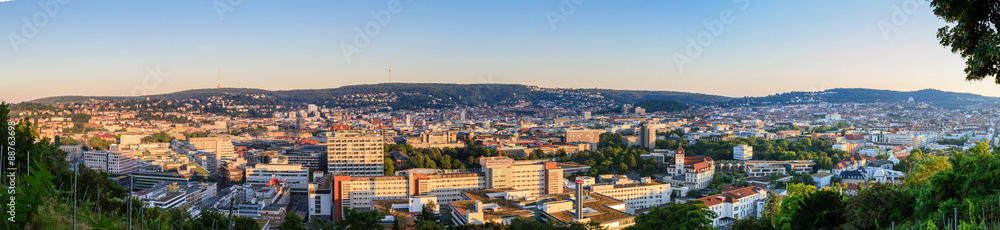 Stuttgart (Deutschland) - Panorama der Stadt während Sonnenuntergang