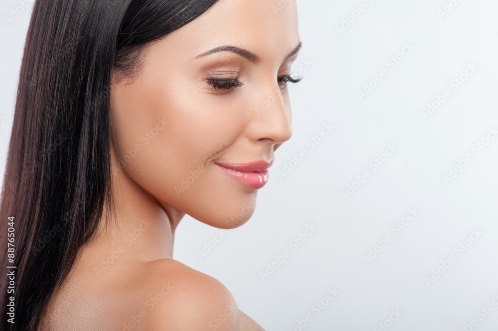 Obraz premium Attractive young woman is showing her healthy body