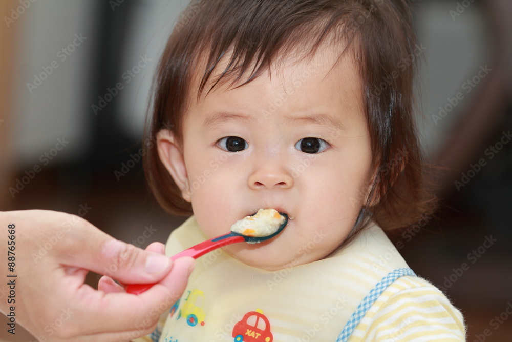 離乳食を食べる赤ちゃん(0歳児) 離乳食を食べる赤ちゃん(0歳児)