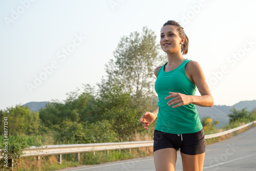 giovane donna che corre per strada
