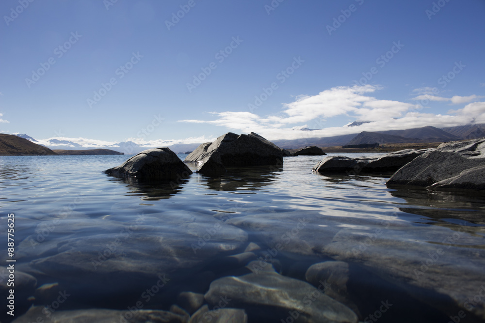 Agua transparente del lago Tekapo Agua transparente del lago Tekapo