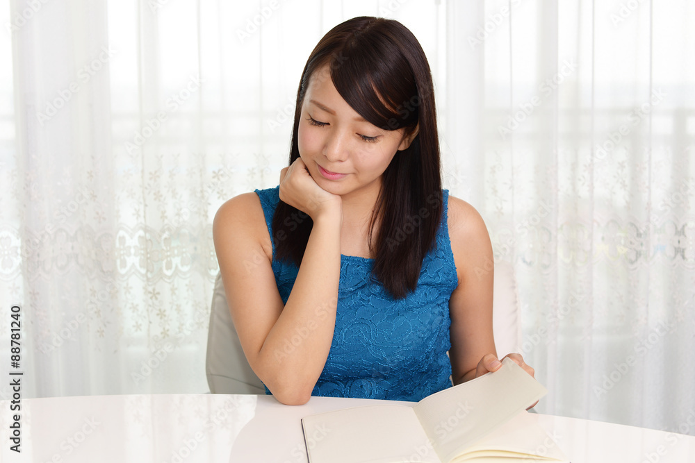 本を読む女性