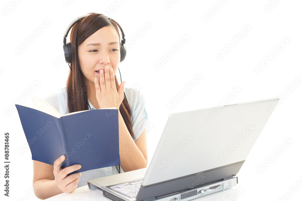 パソコンで勉強中の女性 パソコンで勉強中の女性