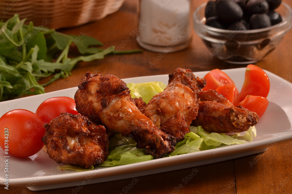 Plato de alitad de pollo a la bufala con vegetales. Plato de alitad de pollo a la bufala con vegetales.