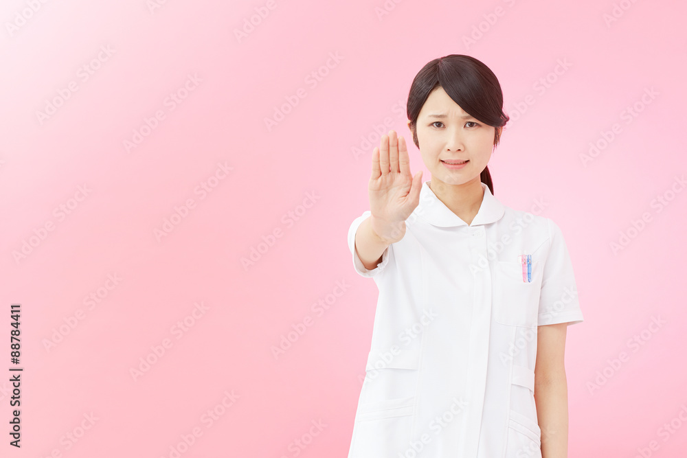 制止するナース 制止するナース