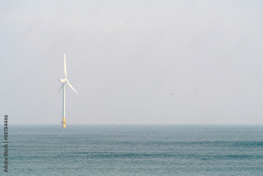 海上に浮かぶ風量発電の巨大風車