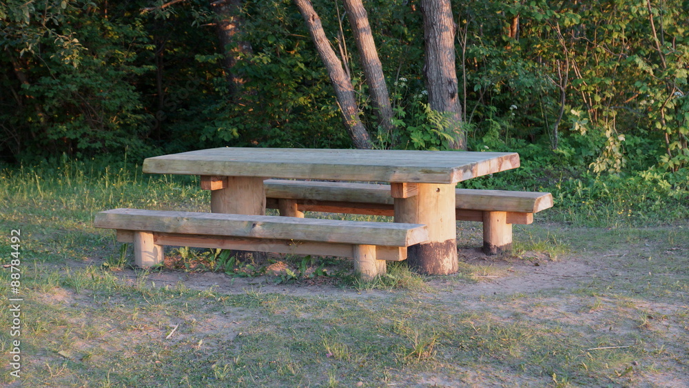 rastplatz und rustikaler tisch aus holz und bänke rastplatz und rustikaler tisch aus holz und bänke