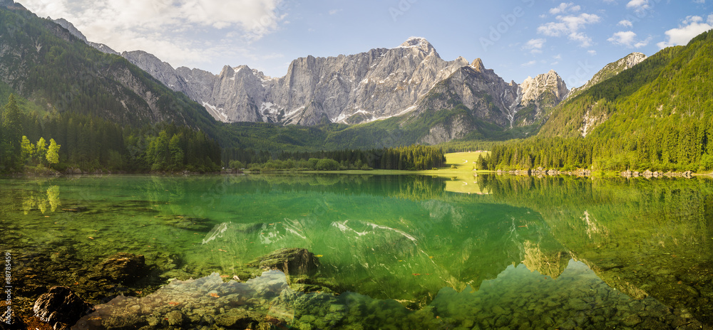 Panorama jeziora górskiego w Alpach Julijskich,Laghi di Fusine 