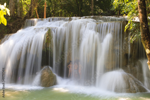 タイ、カンチャナブリのエラワンの滝 © tbbstudio