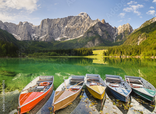 łodzie wycieczkowe na jeziorze alpejskim