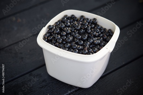 Blackcurrants in a bowl with lots of vitamins.