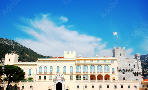 Palast Monaco, breite Frontansicht mit Fahne © miss_mafalda