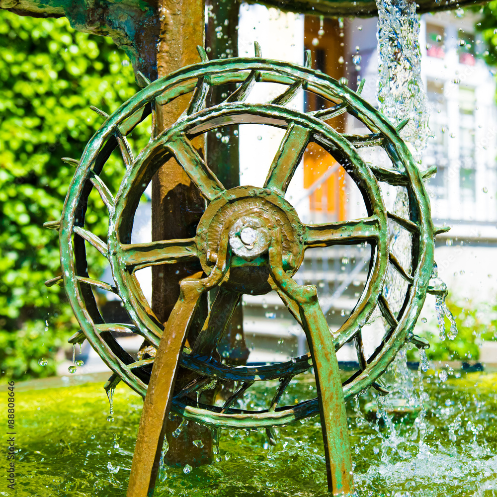 Wasserrad, Wasserbrunnen Wasserspritzer Metall