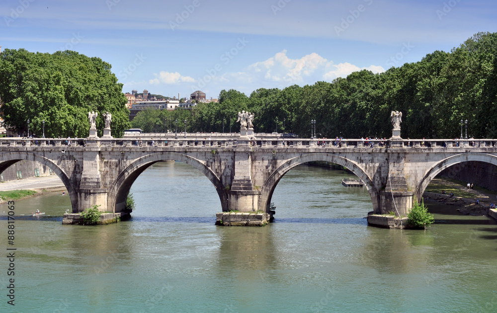 Fototapeta premium Old bridge and tourists in Rome