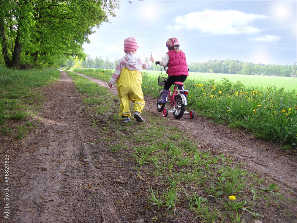 Fototapeta premium Geschwisterkinder spielen draußen in der Natur