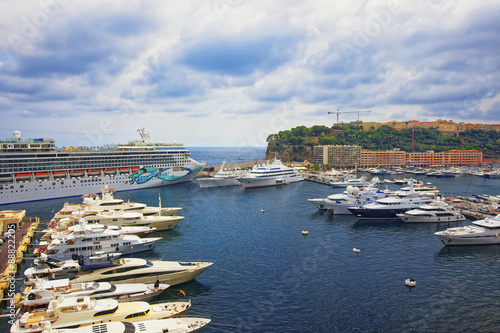 Foto Port Hercule marina, luxury ships and cruise liner and palace on