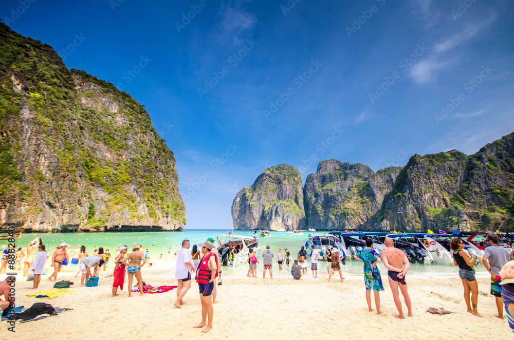 Naklejka premium A traveler travel to Maya bay