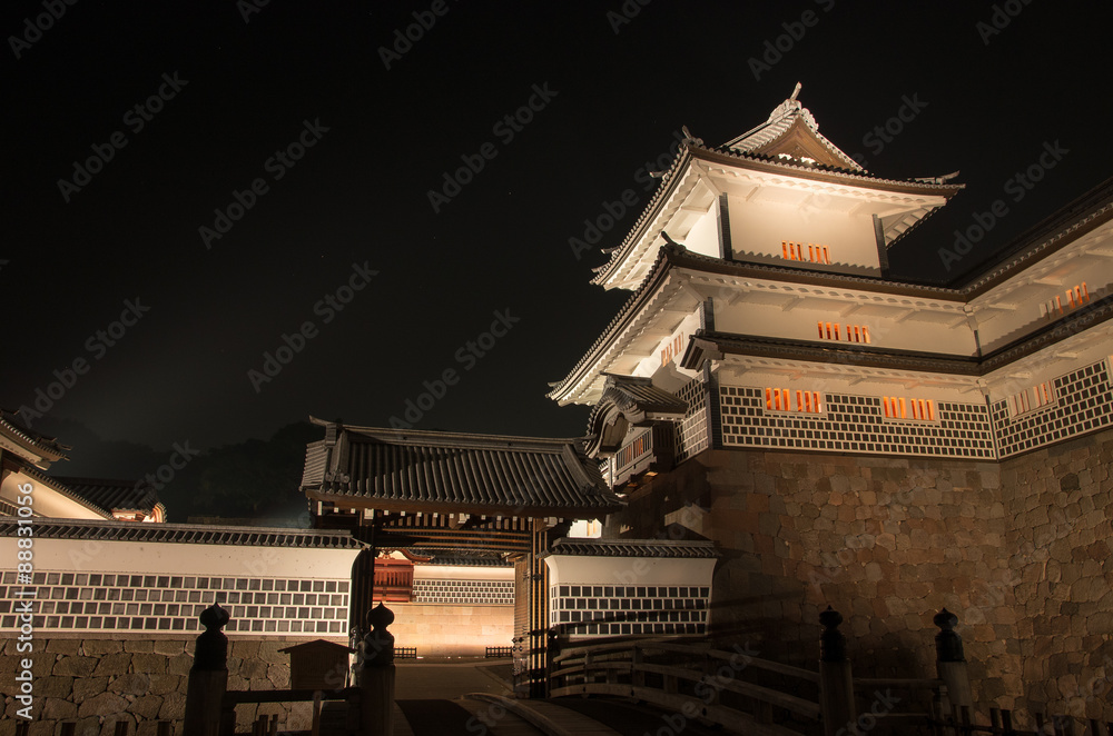 Obraz premium 夜の金沢城 橋爪門