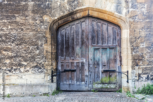 Holztor in einem alten Steinhaus