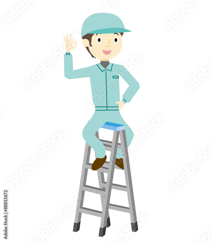 脚立に登る作業員の男性