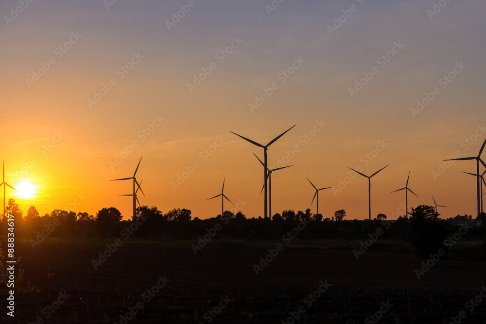 Obraz premium Eco power in wind turbine farm with sunset