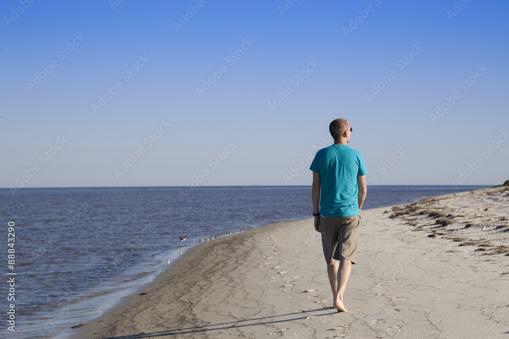 Mann geht am Strand in Florida spazieren