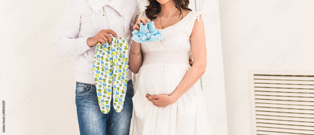 Obraz premium Beautiful pregnant woman with her husband
