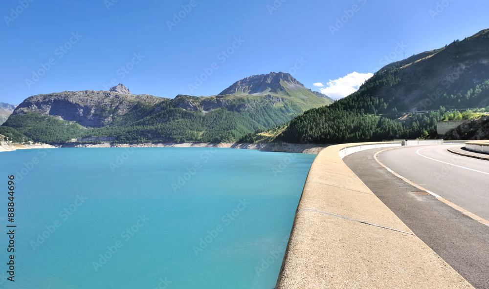 barrage de Chevril - Tignes - bordé par la  route 