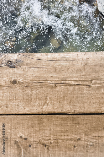 eau bouillonant et  plancher  en bois