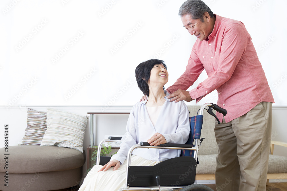 車いすを押す老夫婦 車いすを押す老夫婦