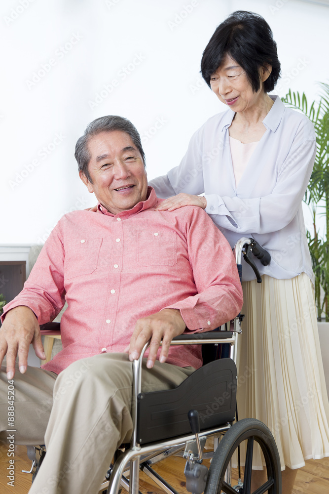 車いすを押す老夫婦 車いすを押す老夫婦