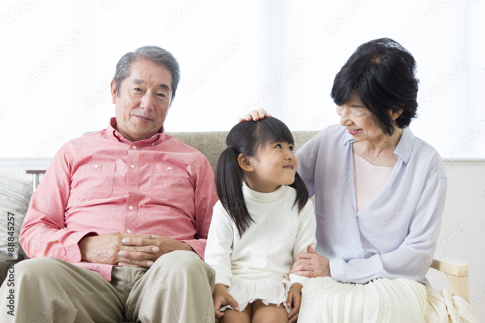 くつろぐ老夫婦と孫 くつろぐ老夫婦と孫