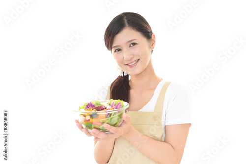 サラダを持つ女性
