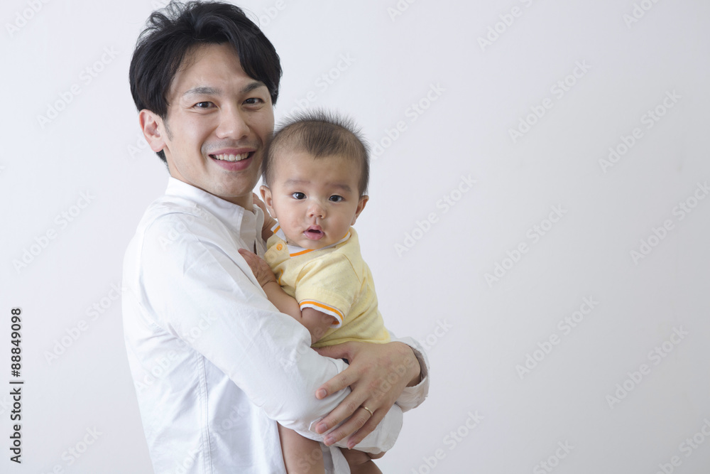 赤ちゃんをあやすお父さん 赤ちゃんをあやすお父さん