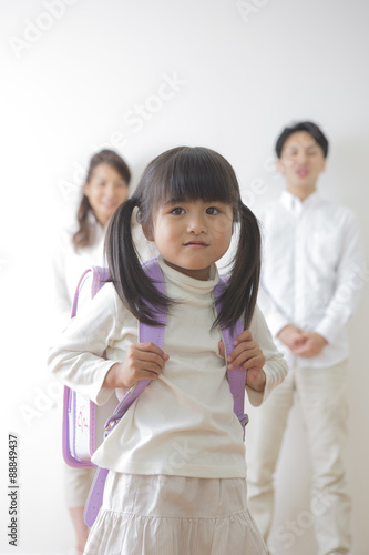 ランドセルを背負う女の子と親 © milatas